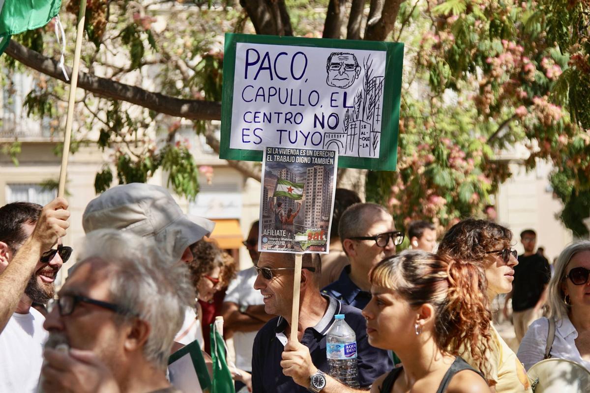 Miles de malagueños recorren las calles del centro de Málaga durante la manifestación del 27J por la vivienda