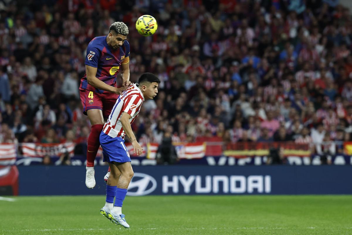 MADRID, 04/04/2026.- El centrocampista mexicano del Atlético de Madrid Obed Vargas (d) disputa un balón ante el defensa uruguayo del Barcelona Ronald Araújo durante el partido dela jornada 30 de LaLiga EA Sports que Atlético de Madrid y FC Barcelona disputan este sábado, en el Estadio Riyadh Air Metropolitano de la capital española. EFE/ Chema Moya