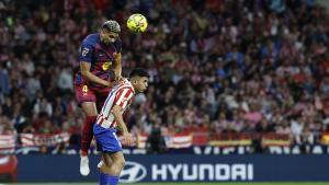 MADRID, 04/04/2026.- El centrocampista mexicano del Atlético de Madrid Obed Vargas (d) disputa un balón ante el defensa uruguayo del Barcelona Ronald Araújo durante el partido dela jornada 30 de LaLiga EA Sports que Atlético de Madrid y FC Barcelona disputan este sábado, en el Estadio Riyadh Air Metropolitano de la capital española. EFE/ Chema Moya