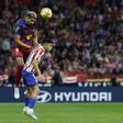 MADRID, 04/04/2026.- El centrocampista mexicano del Atlético de Madrid Obed Vargas (d) disputa un balón ante el defensa uruguayo del Barcelona Ronald Araújo durante el partido dela jornada 30 de LaLiga EA Sports que Atlético de Madrid y FC Barcelona disputan este sábado, en el Estadio Riyadh Air Metropolitano de la capital española. EFE/ Chema Moya