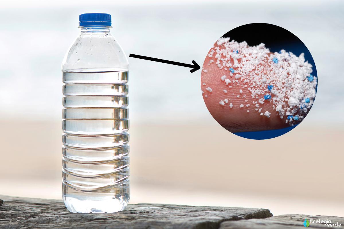 El agua embotellada y la de grifo tienen microplásticos