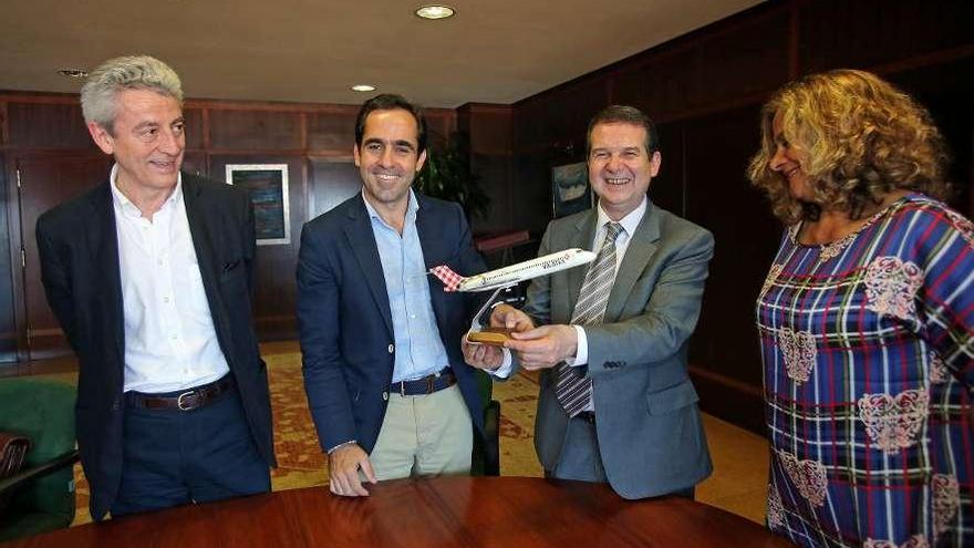 Desde la izquierda, el director general de Volotea, Lázaro Ros; el consejero delegado, Carlos Muñoz; el alcalde Abel Caballero, con la maqueta de un avión; y la edil Carmela Silva.