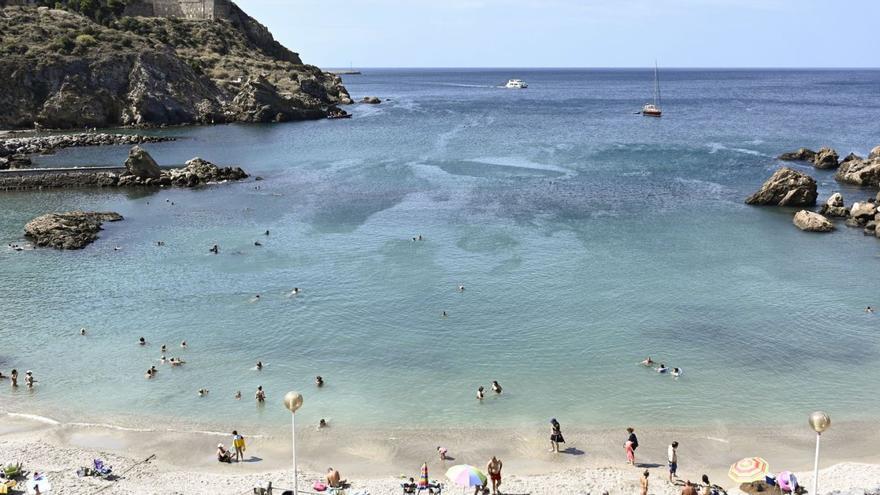 Panorámica de Cala Cortina con la barrera de protección aún sin instalar por el deterioro de sus anclajes. | IVÁN J. URQUÍZAR