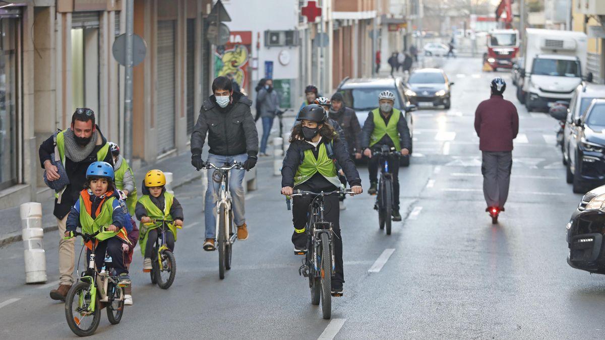 Amb bici a escola per reivindicar "una mobilitat més sostenible"