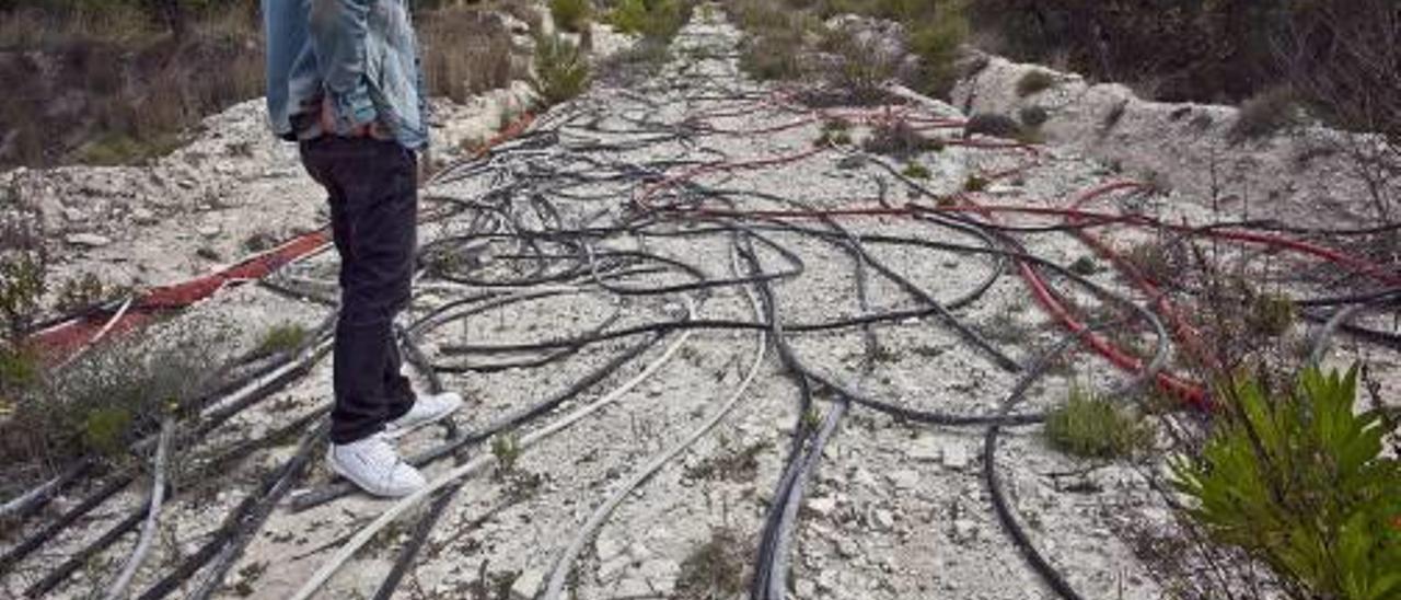 Cables ya sin el cobre interior esparcidos por una de las calles que se estaban urbanizando.