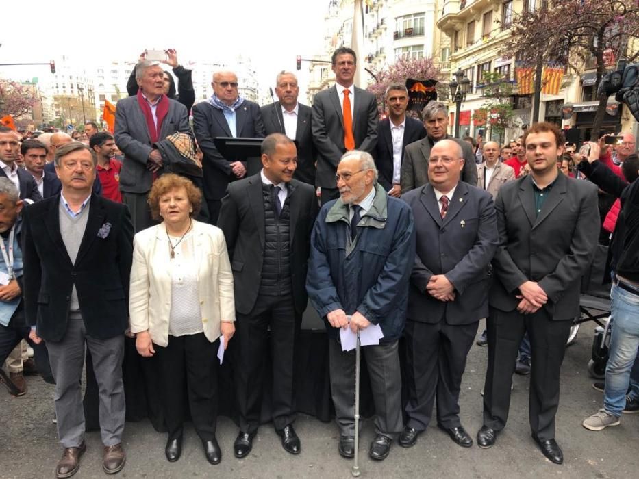 Momentos de la marcha cívica por el centenario del Valencia CF.