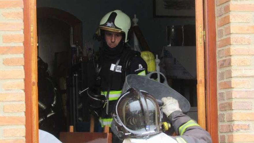 Los bomberos sofocan un incendio en una pizzería de la capital llanisca