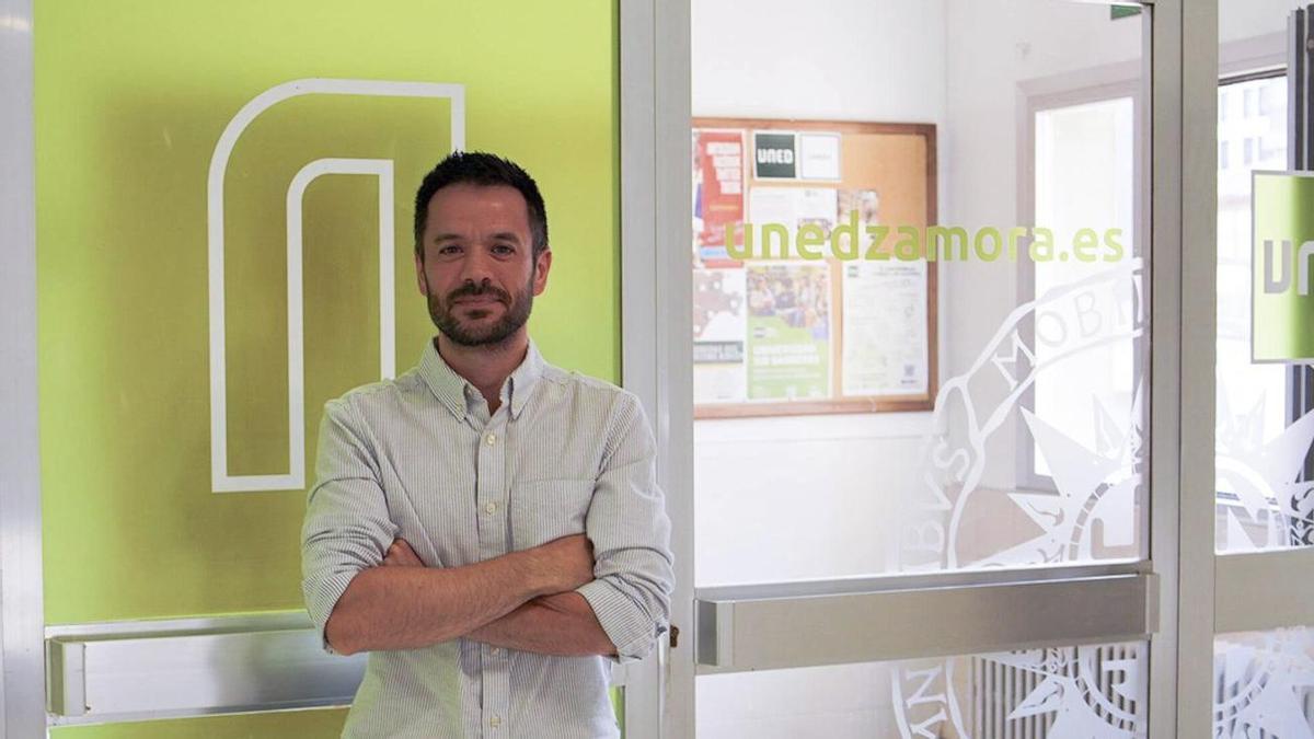 José Delgado, a la entrada de las instalaciones de la UNED, en la tercera planta del Colegio Universitario. | LUCAS ANTA