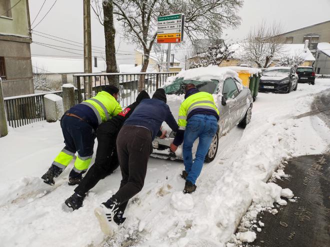 El invierno trae su primera nevada a Galicia