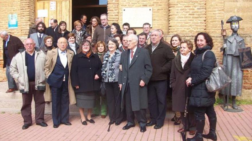 Una delegación de ribadevenses participó en León  en un homenaje a un maestro centenario