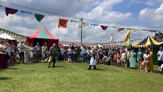 Duelos a espada y espectáculos de cetrería animan el mercado de Los Exconxuraos a la espera de la cena medieval