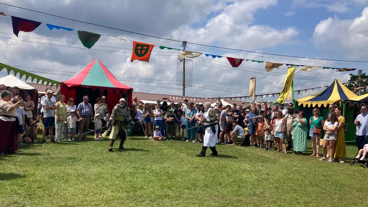 Duelos a espada y espectáculos de cetrería animan el mercado de Los Exconxuraos a la espera de la cena medieval