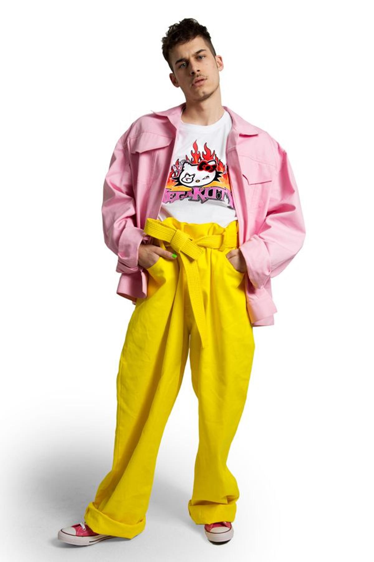 Hello Kitty x María Escoté, chaqueta rosa y pantalón amarillo