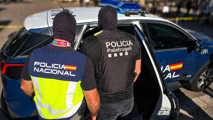 Efectius de la Policia Nacional i la Local de Palafrugell.