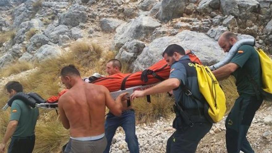 Los servicios de la Guardia Civil retirando el cuerpo del joven.