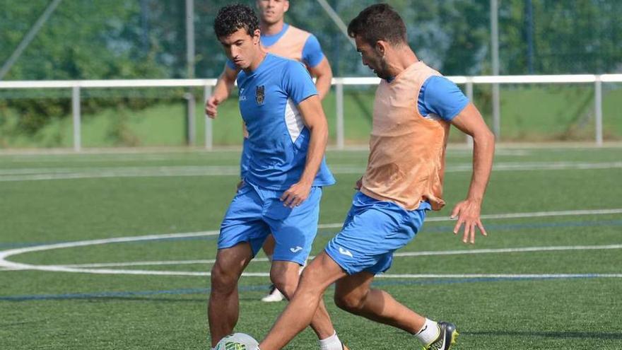 Iker Alegre en un entrenamiento con el Pontevedra. // Rafa Vázquez