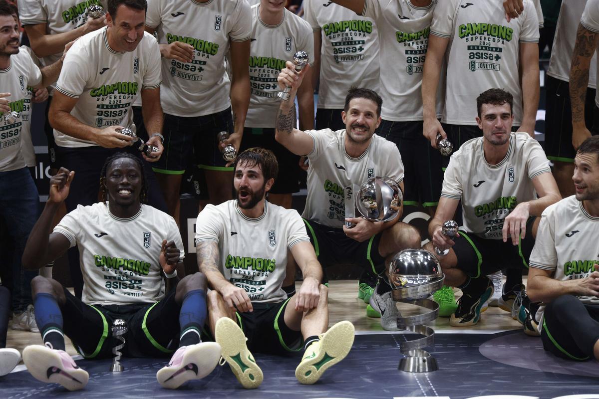 Los jugadores del Joventut posan con el trofeo de la Supercopa de España tras batir al Barça en la final jugada en Badalona.