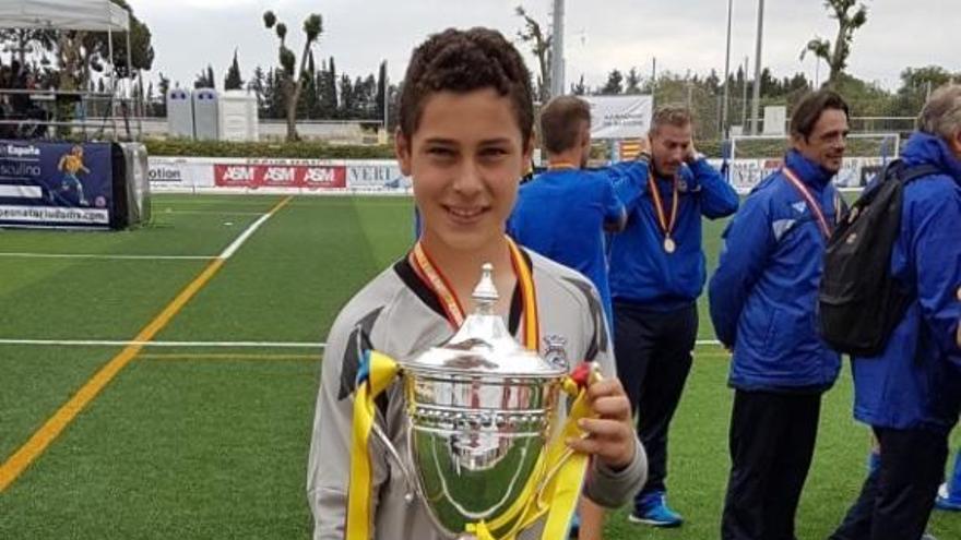 Izan, con el trofeo de campeón de España