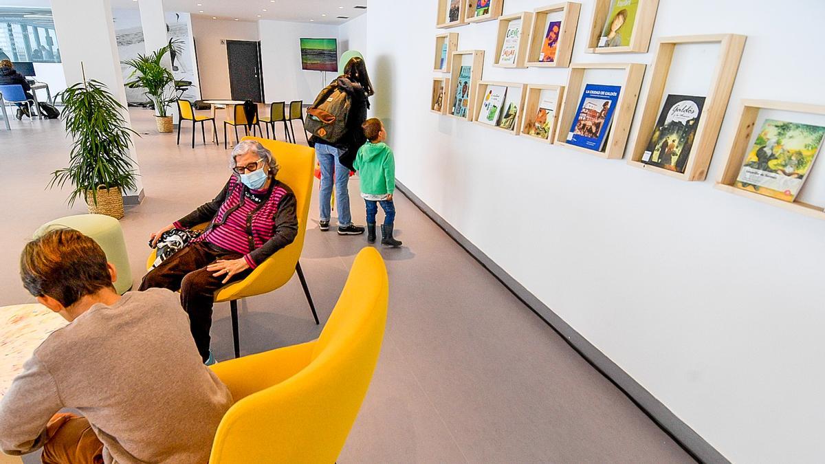 Inauguración de la biblioteca de Josefina de la Torre en la playa de Las Canteras