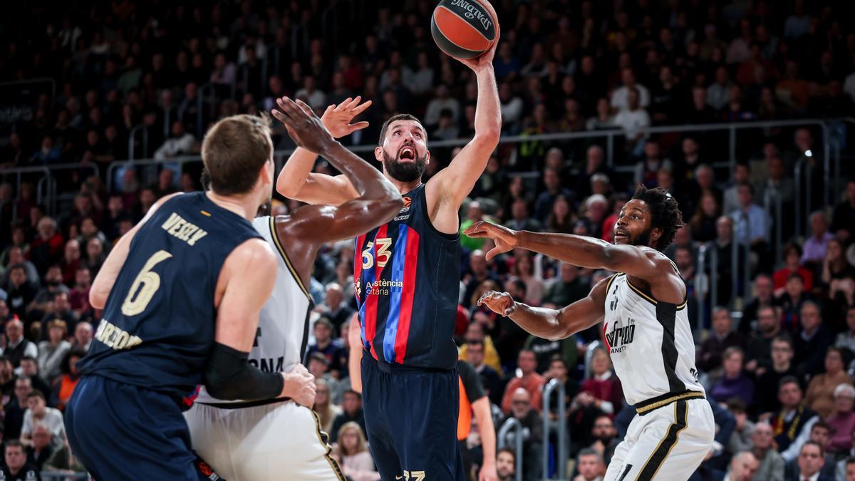 Mirotic anota una canasta con falta, en la primera mitad del duelo