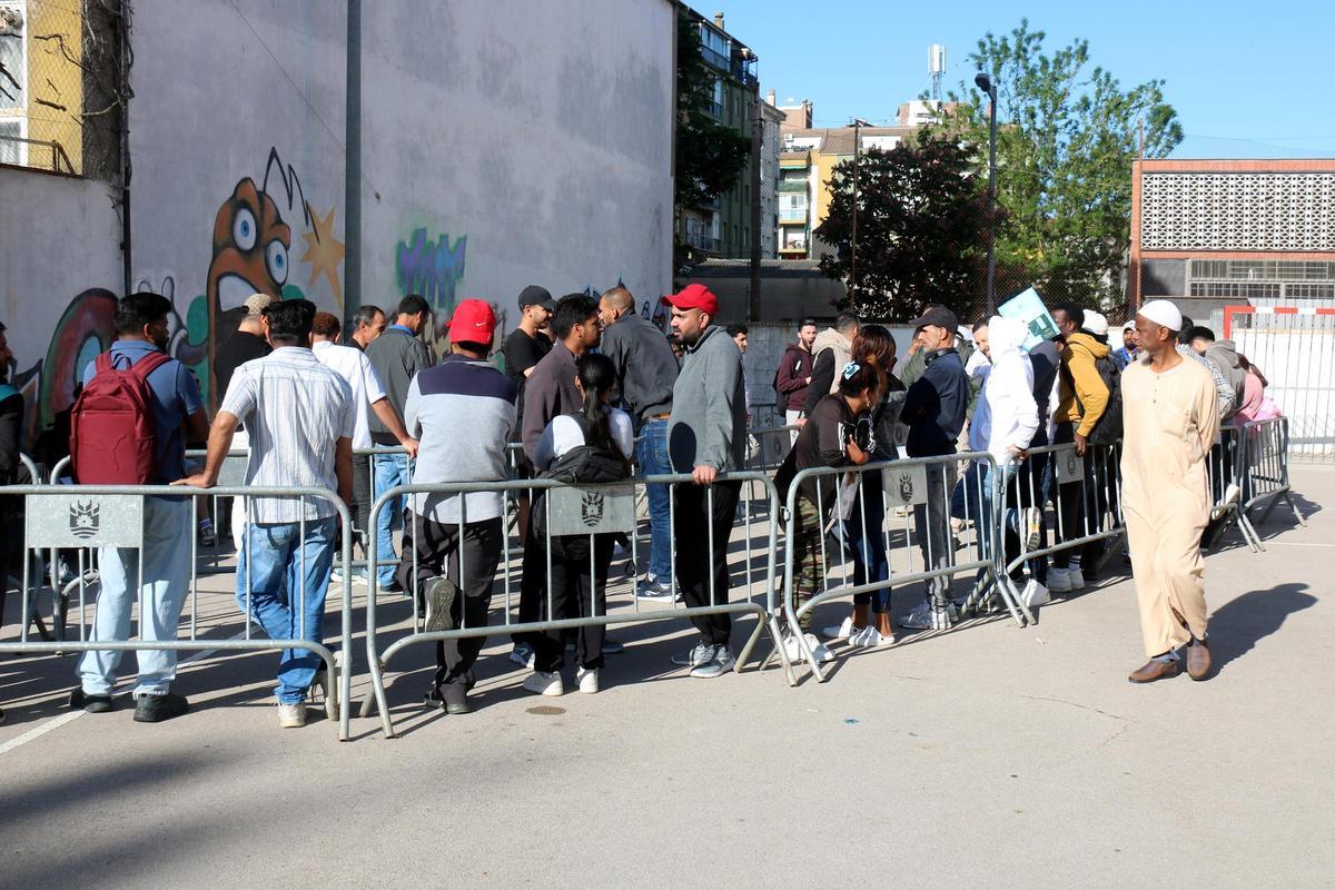 Les imatges de les cues a Salt davant l'oficina que assessora sobre la regularització extraordinària de migrants Les imatges de les cues a Salt davant l'oficina que assessora sobre la regularització extraordinària de migrants