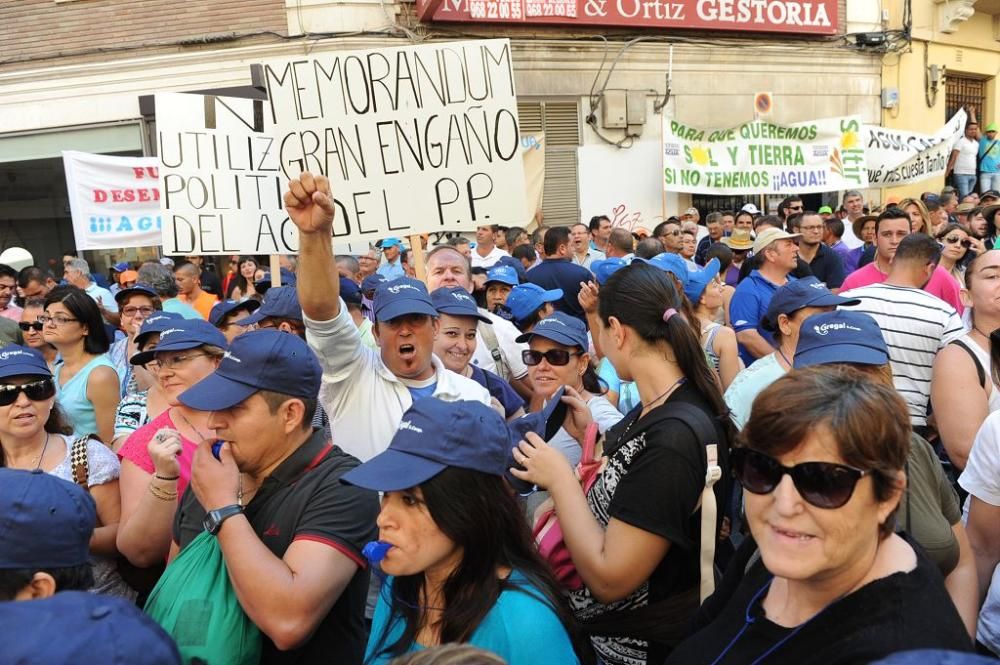 Gran protesta de los agricultores frente a la CHS