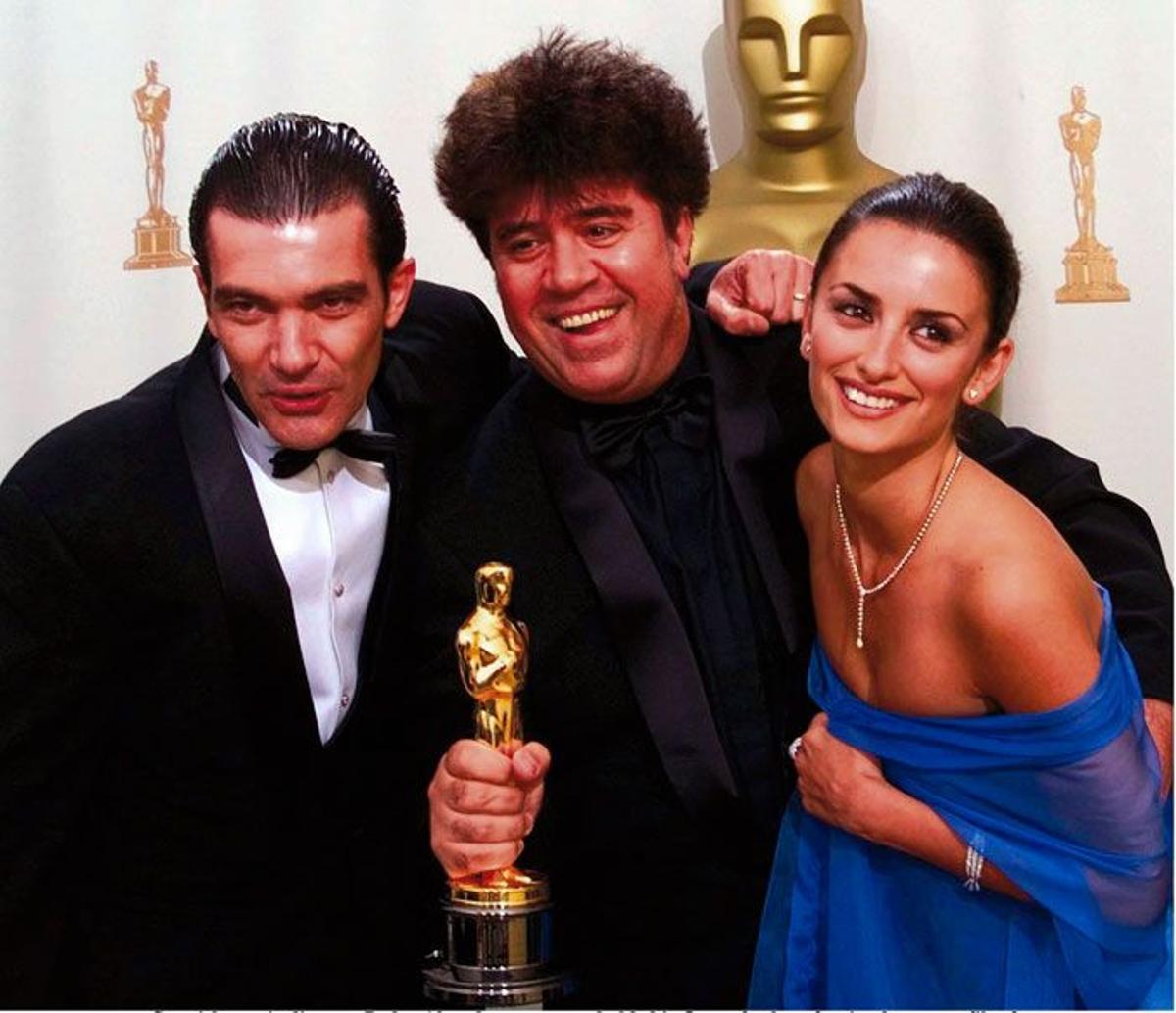 Penélope Cruz, Antonio Banderas y Pedro Almodóvar en los Oscars 2000