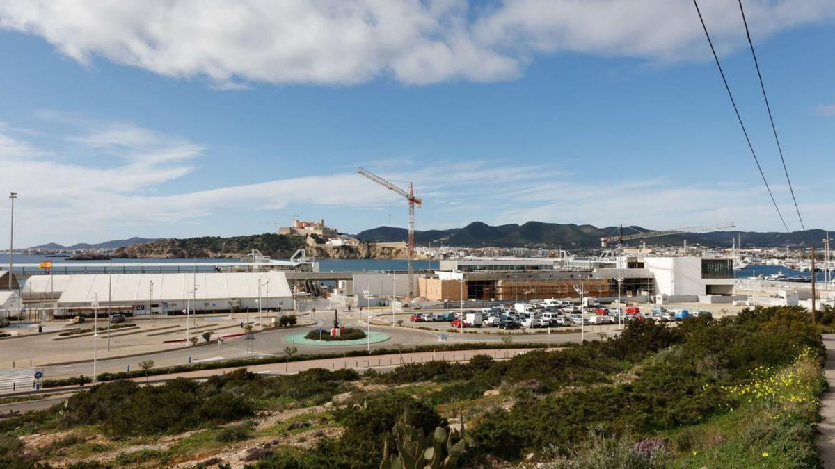 La carpa, a la izquierda, y la futura estación marítima de es Botafoc, a la derecha. 