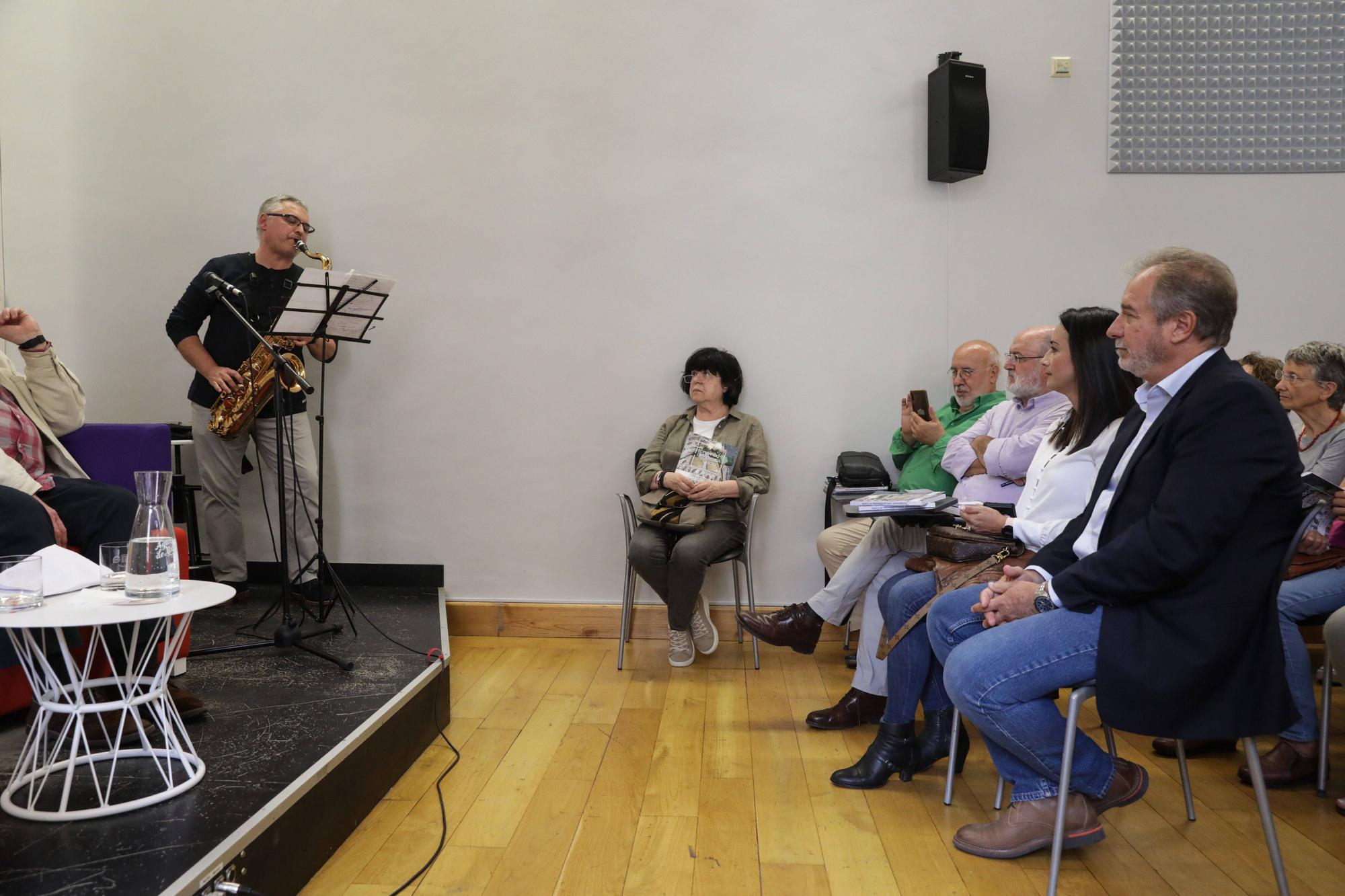 La presentación del libro "Tropezando con la memoria de Gijón", en imágenes