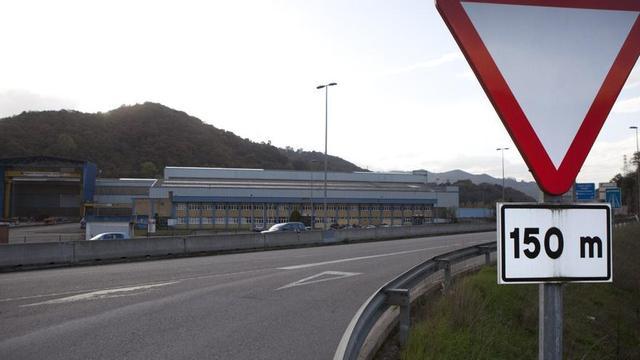 Al fondo, el taller de Duro Felguera en Barros (Langreo).