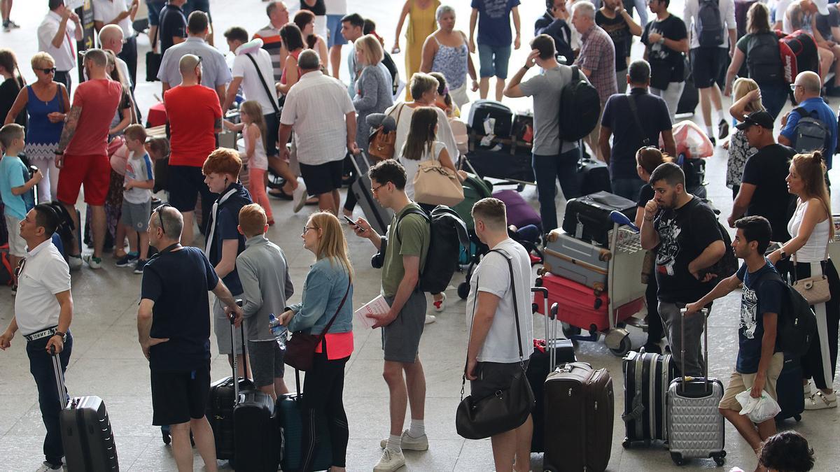 Turistas en el Aeropuerto de Málaga.