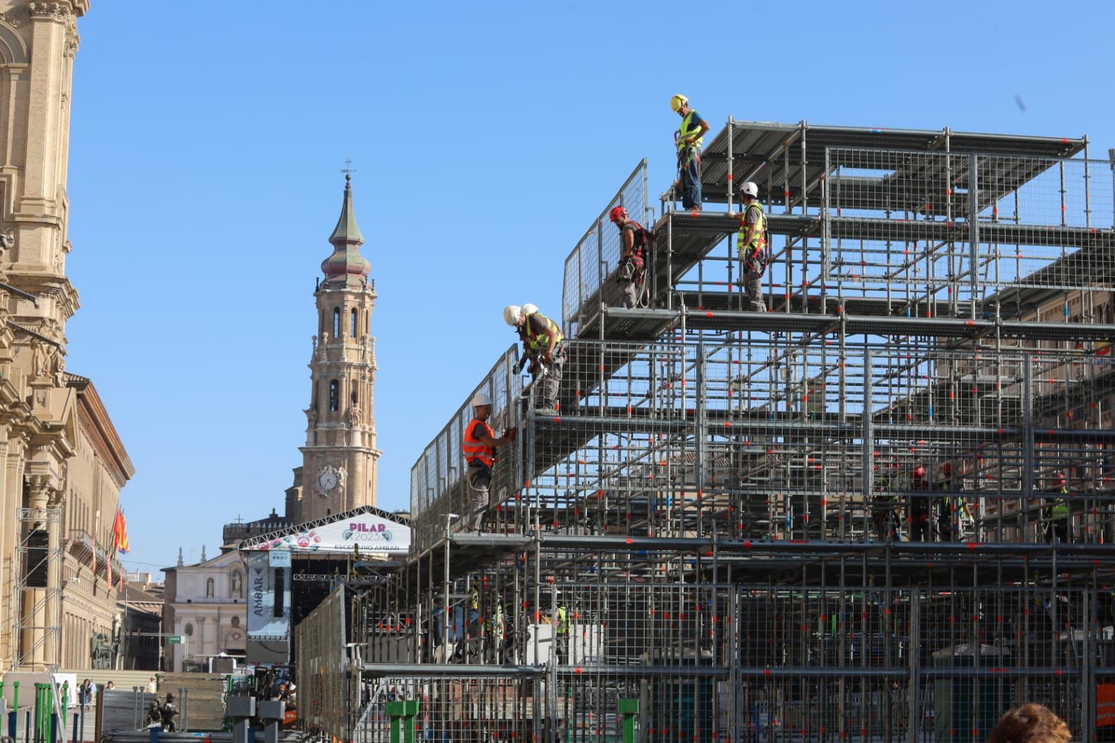 Montaje de la estructura de la Virgen del Pilar para la Ofrenda de Flores