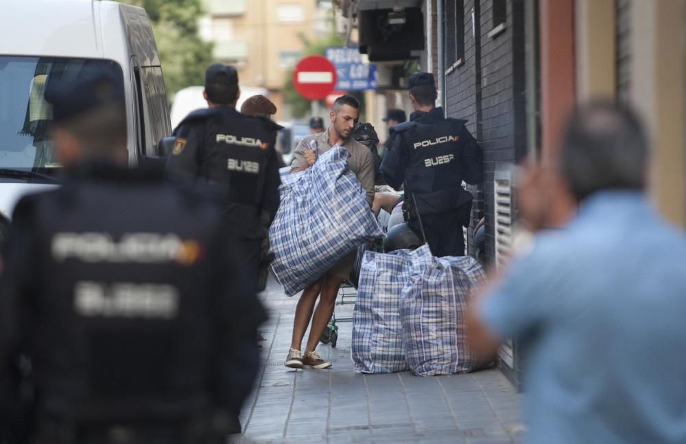 Desalojo de viviendas ocupadas en un edificio de Orriols