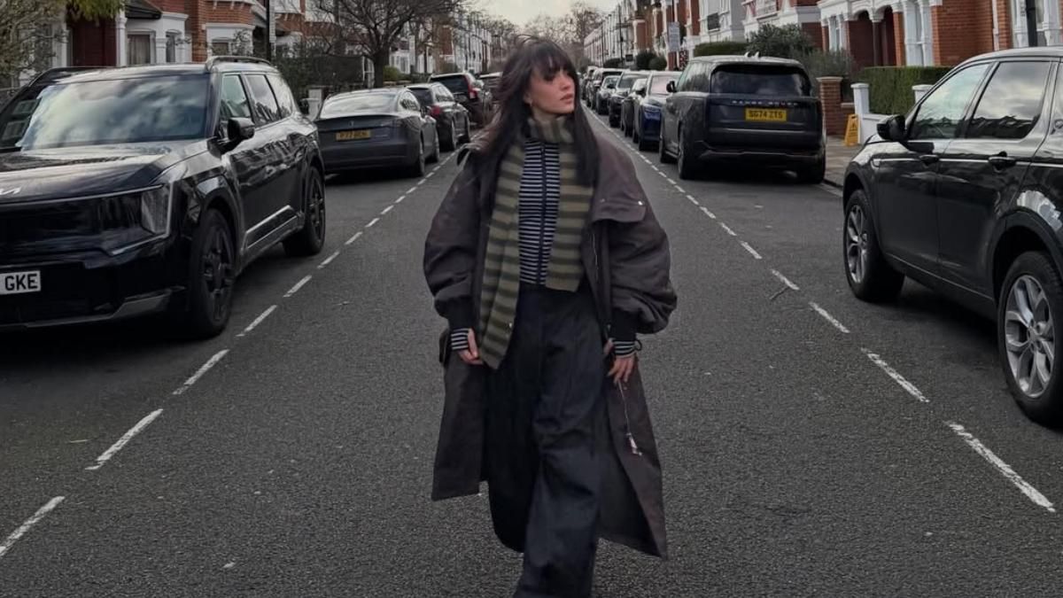 Aitana en Londres con una chaqueta y bufanda de rayas