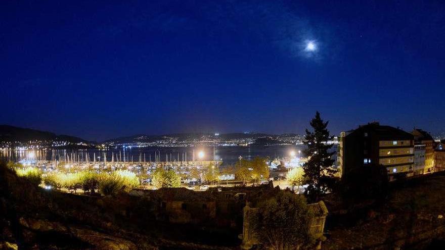 Una vista nocturna del barrio del Real, en Moaña. //Gonzalo Núñez