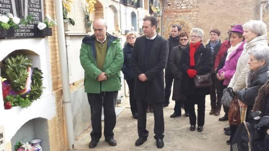 La memoria del aeródromo repúblicano «La Señera» de Chiva.El PSPV rindió ayer homenaje a los aviadores del nicho que cuida Carmen García, a la derecha junto a la nieta de Negrín.Rómulo Negrín, junto a su «chato» en el aeródromo de Alcublas, donde combatió después de su paso por «La Señera».André Malraux, al que la República nombró teniente coronel, junto a un piloto de su escuadra de bombarderos, y el ametrallador Jean Bélaïdi.