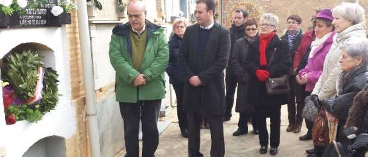 La memoria del aeródromo repúblicano «La Señera» de Chiva.El PSPV rindió ayer homenaje a los aviadores del nicho que cuida Carmen García, a la derecha junto a la nieta de Negrín.Rómulo Negrín, junto a su «chato» en el aeródromo de Alcublas, donde combatió después de su paso por «La Señera».André Malraux, al que la República nombró teniente coronel, junto a un piloto de su escuadra de bombarderos, y el ametrallador Jean Bélaïdi.