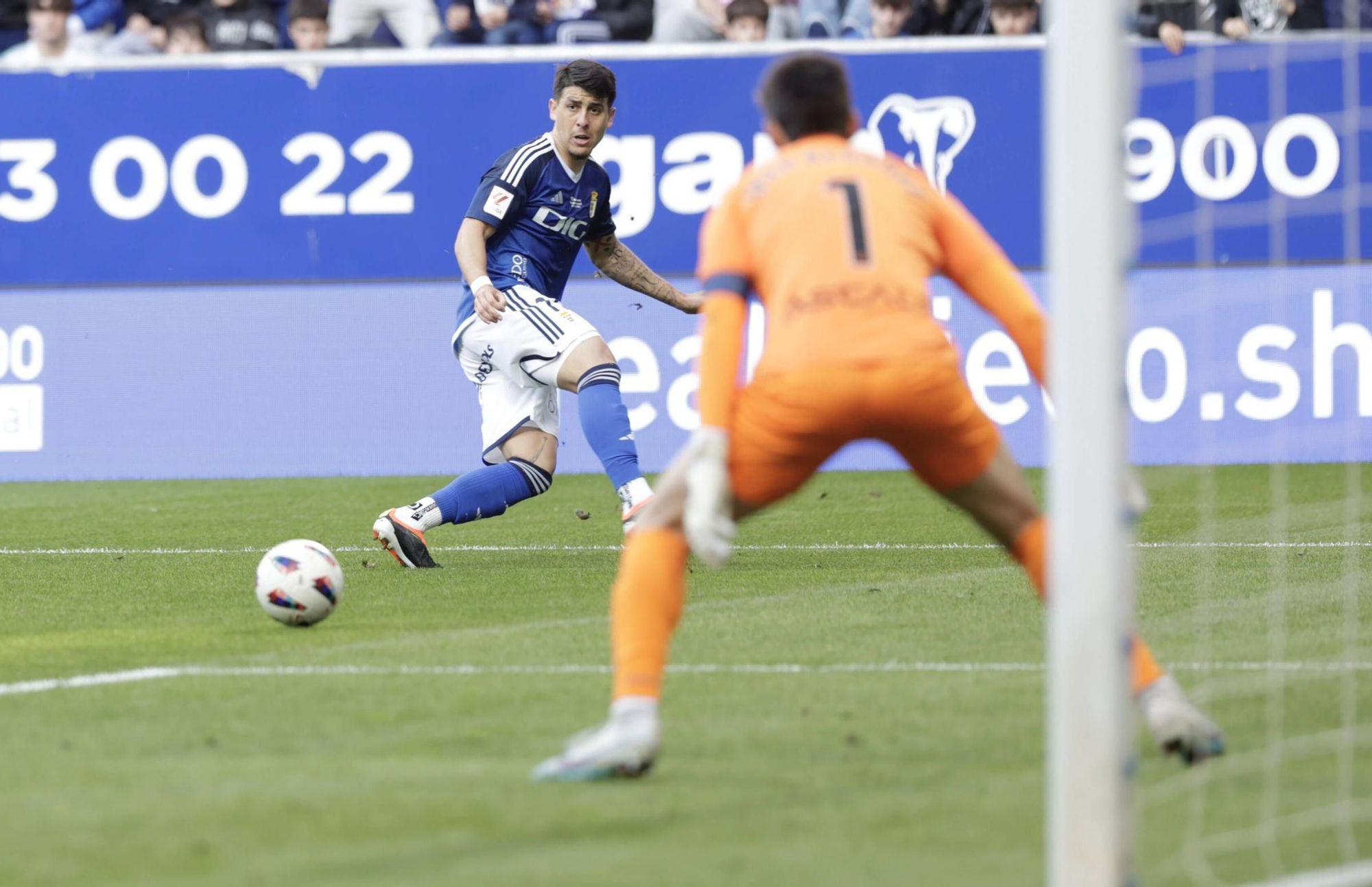 Alemão pega más duro y el Oviedo vuelve a ganar: 2-1