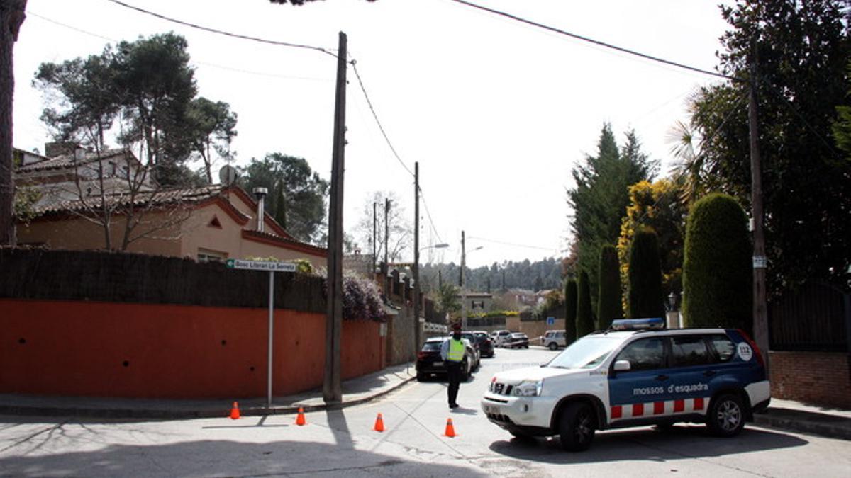 Cordón policial en la calle donde de Valldoreix donde vivía la pareja de ancianos asesinada.