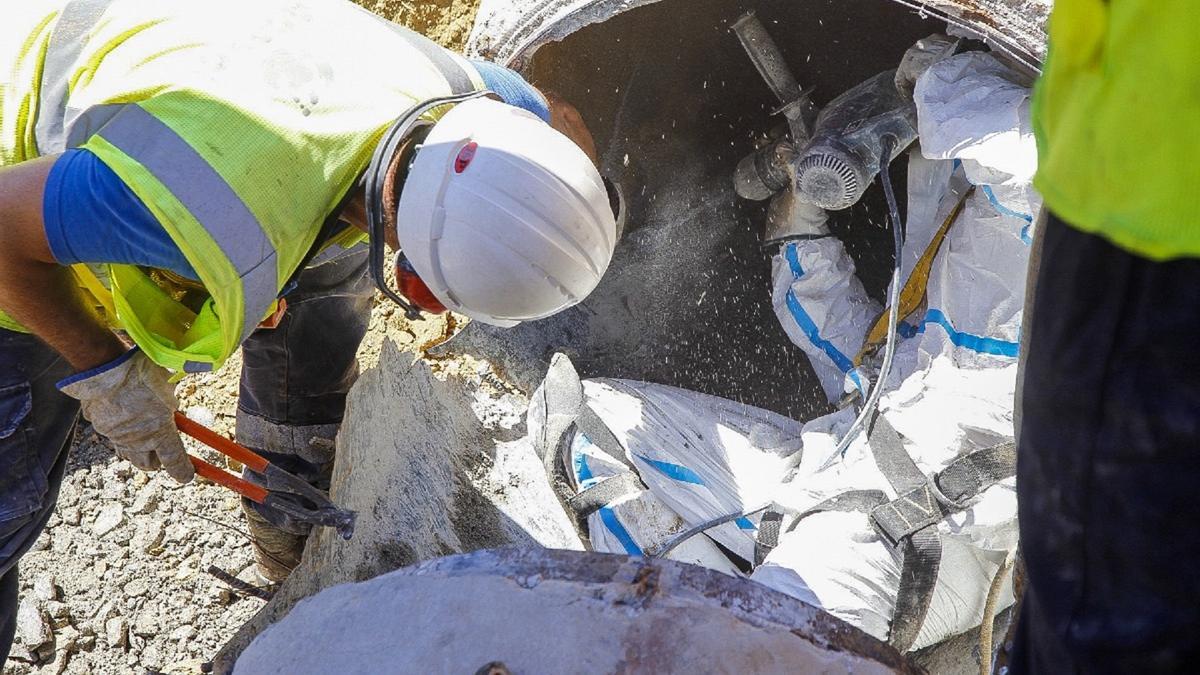 Operarios de Acosol trabajan en la reparación de la tubería rota en Benalmadena junto al hotel Los Patos.