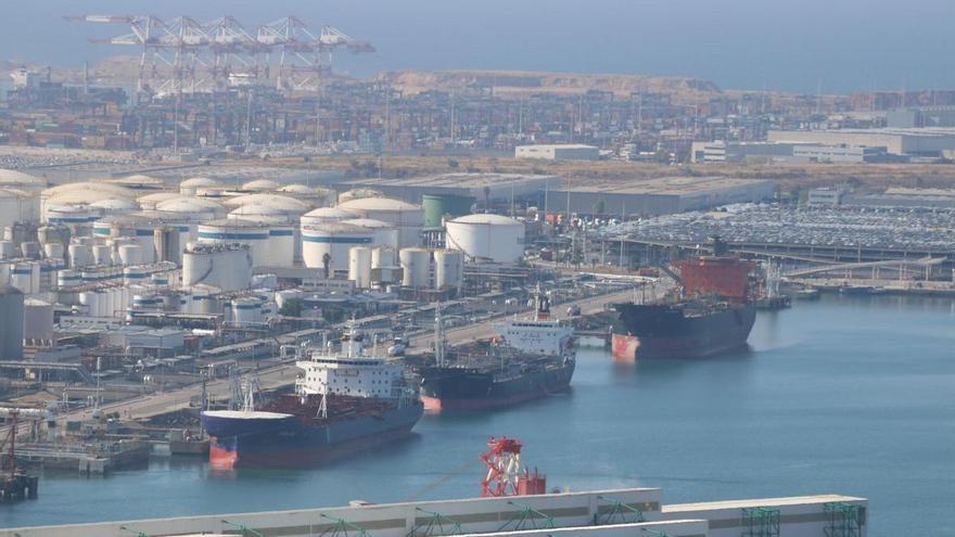 Deu ferits, un d'ells crític, per intoxicació de CO aquesta nit en un vaixell al port de Barcelona
