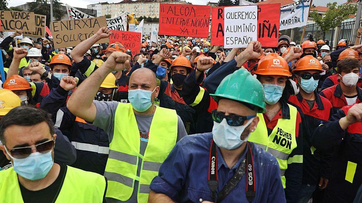 Manifestación de trabajadores de Alcoa San Cibrao en Santiago.