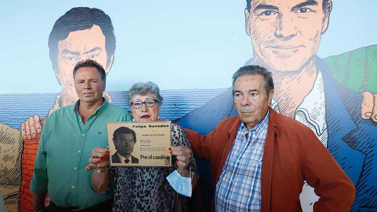 Elisa, de 74 años, y Antonio, de 77 años, muestran un recorte de periódico del mitin de Felipe González en su pueblo en 1982.