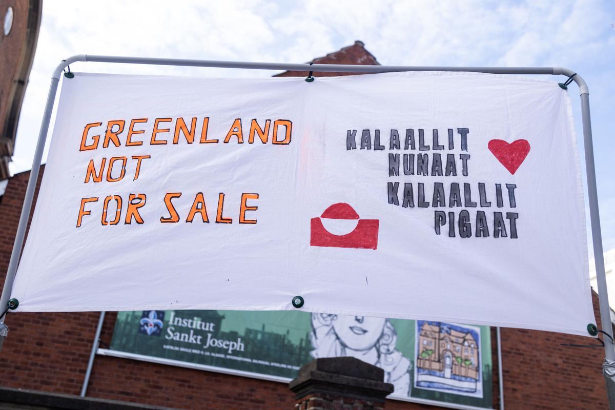 Un cartel con el lema "Groenlandia no está en venta" y ''Groenlandia pertenece a los groenlandeses", durante una protesta en Copenhague.