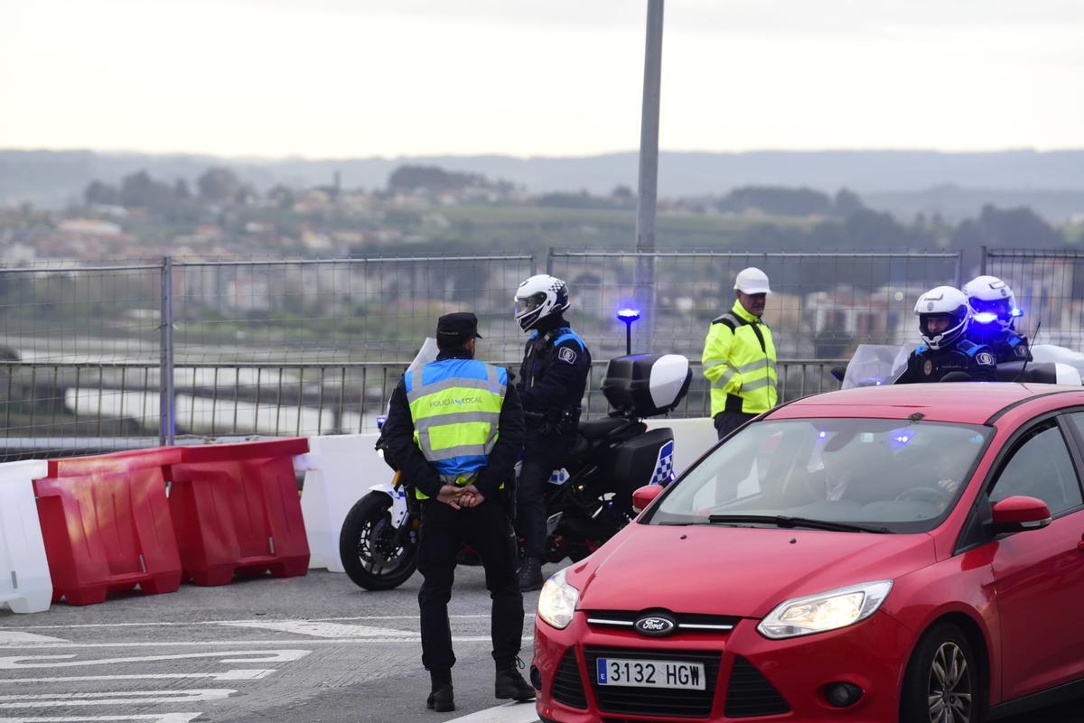 Derribo del viaducto de acceso al Chuac con el corte de tráfico en A Pasaxe Derribo del viaducto de acceso al Chuac con el corte de tráfico en A Pasaxe