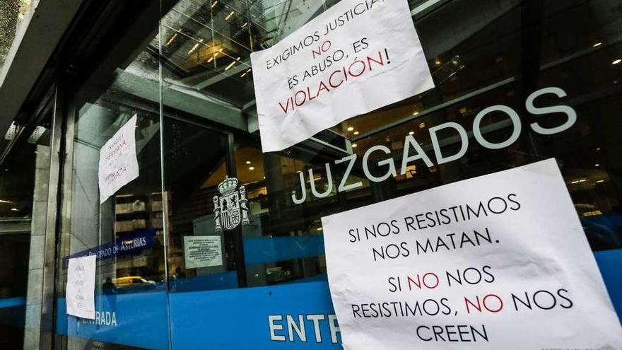 Protestas. Los Juzgados de Oviedo fueron ayer escenario de una nueva muestra de indignación por la sentencia que condena a nueve años de cárcel a los miembros de &quot;la Manada&quot;. En esta ocasión, la protesta se limitó a la colocación de carteles críticos con el fallo en las puertas y ventanas del Juzgado (en la imagen).