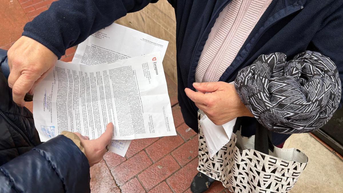 Una vecina de la calle Cerezo muestra los requerimientos que le han llegado.