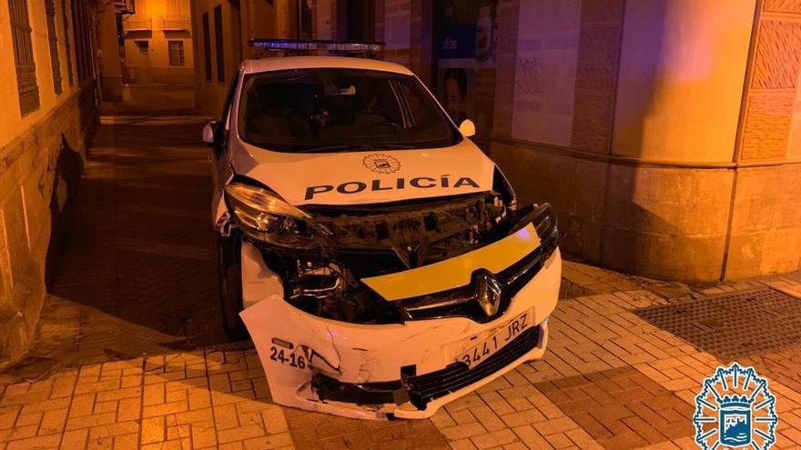 Estado en el que ha quedado el coche patrulla tras ser embestido.