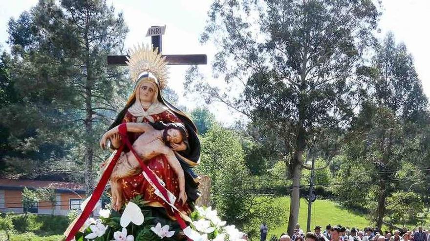 Asistente a la romería de Santa Cruz, ayer en Covelo. // A. H.