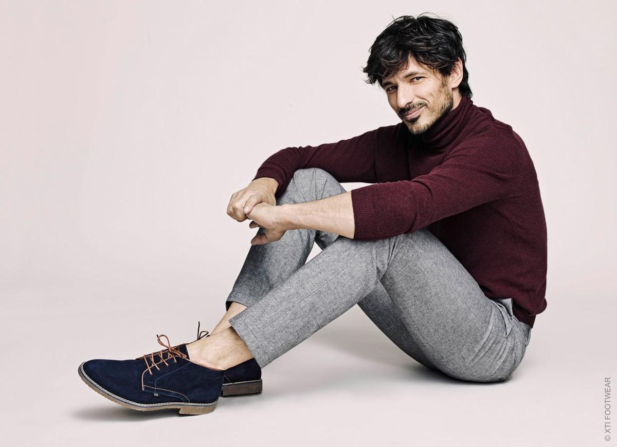Andrés Velencoso con zapatos de la nueva colección de Xti